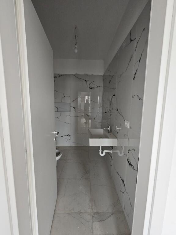 Univers City Shitet Apartament 2+1 – Veriperëndim, me Pamje nga Parku.