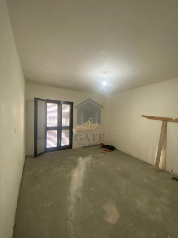 Locale commerciale in affitto al primo piano, vicino alla strada principale