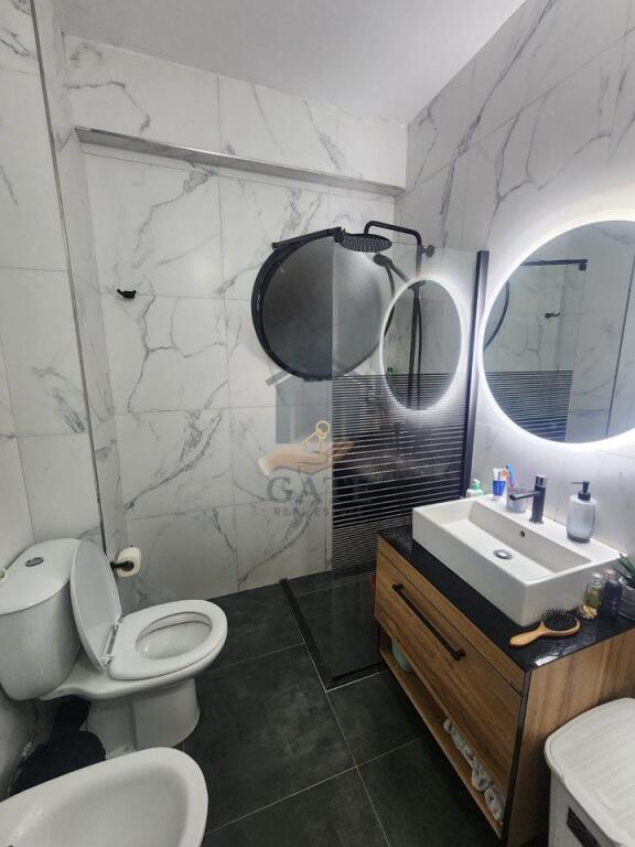 Disponojmë për shitje një super Apartament 2+1 pranë Shkollës "Bajram Curri" në Plazh