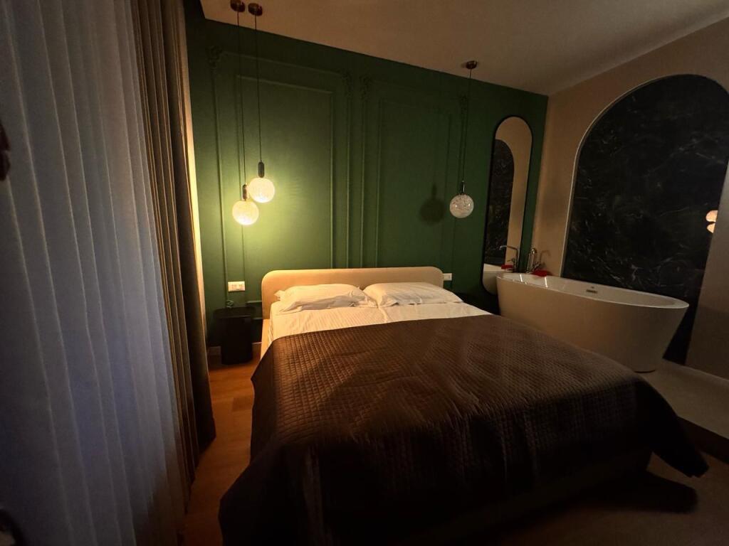 Studio per shitje tek Kompleksi Magdalen, Ali Demi