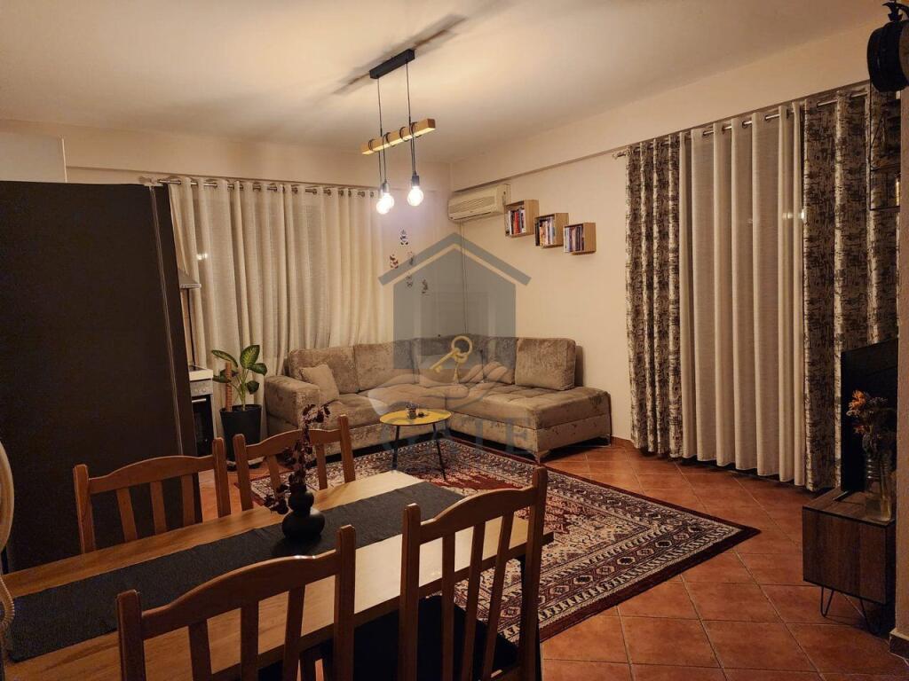 Disponojmë për shitje një super Apartament 2+1 pranë Shkollës "Bajram Curri" në Plazh