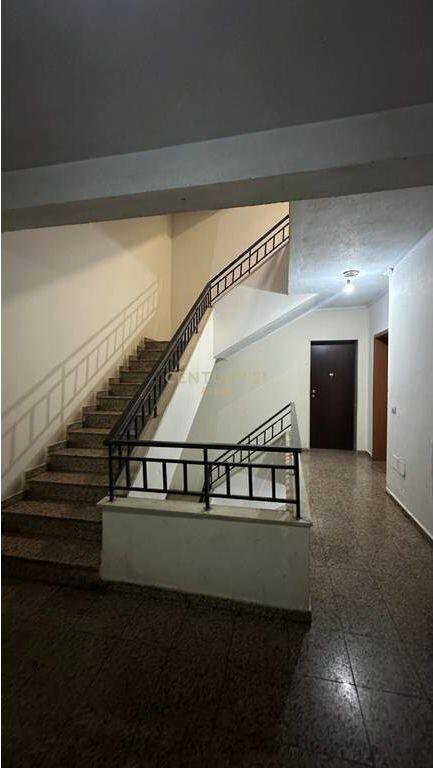 Jepet me qira 3+1 per zyre te Komuna e Parisit.