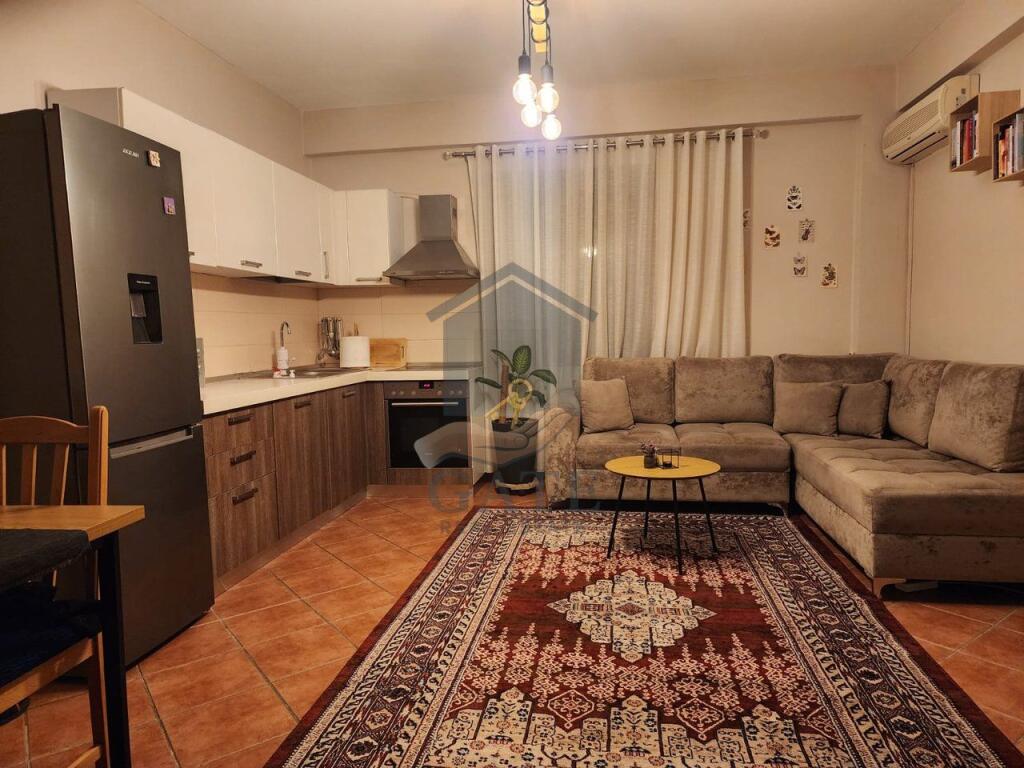 Disponojmë për shitje një super Apartament 2+1 pranë Shkollës "Bajram Curri" në Plazh
