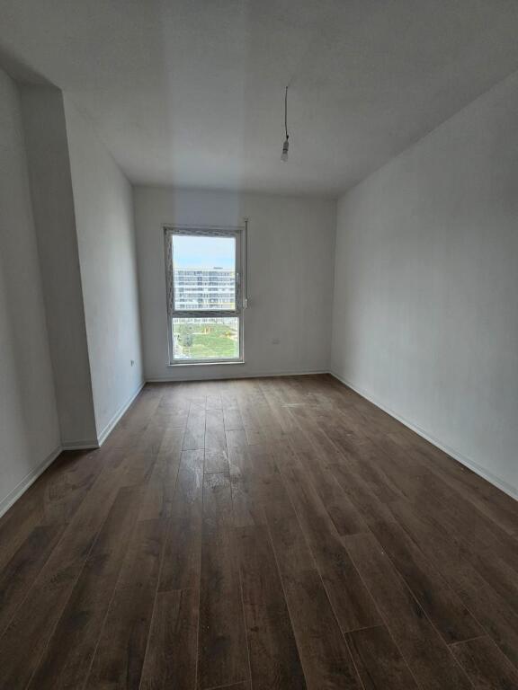 Univers City Shitet Apartament 2+1 – Veriperëndim, me Pamje nga Parku.