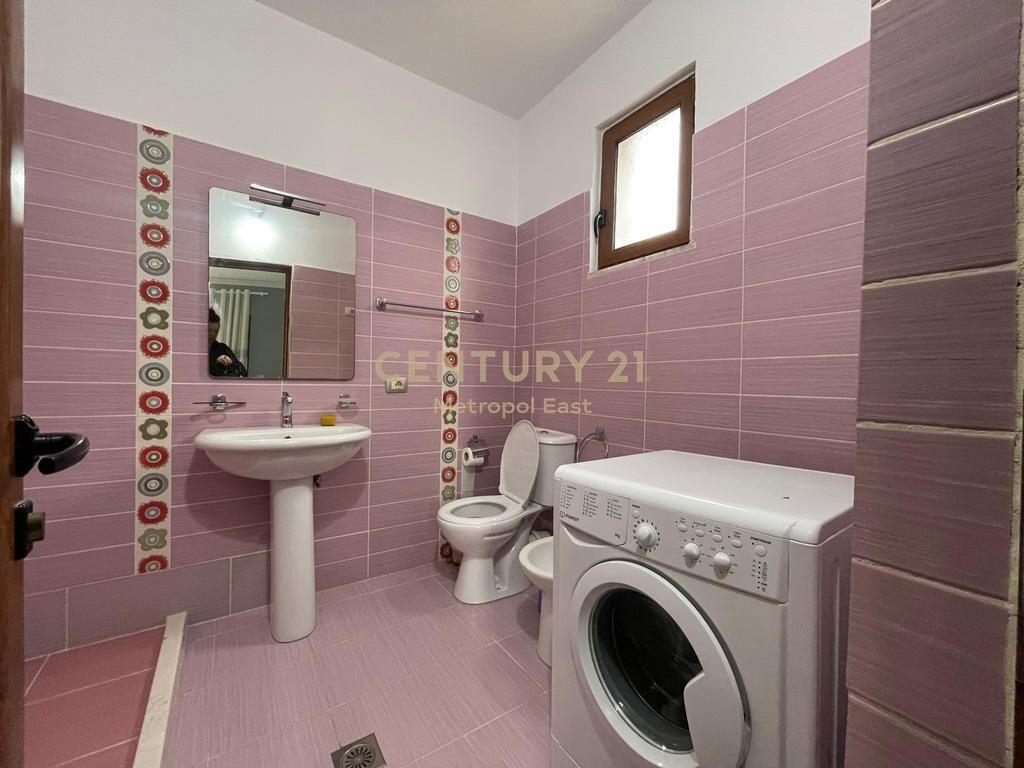 JEPEN ME QIRA 2KATE TE NJE VILE NE SAUKUN E RI, PRANE RRETHROTULLIMIT 1,000 € /Muaj