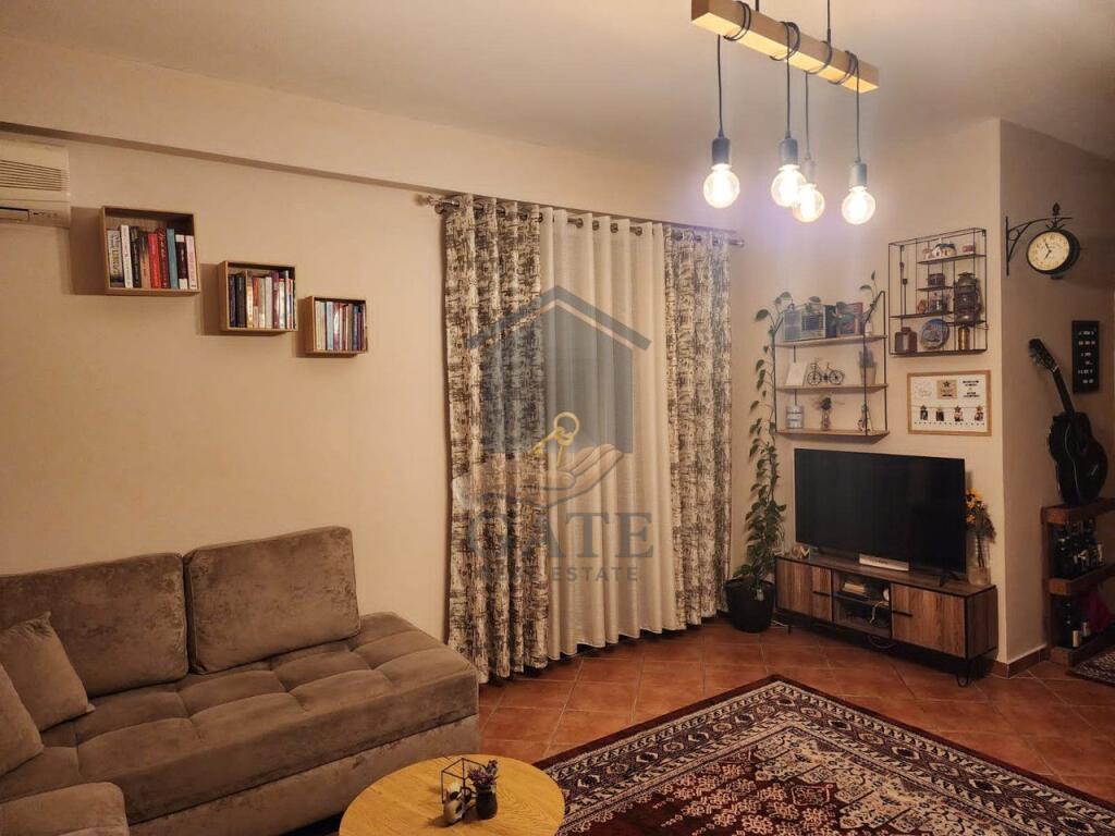 Disponojmë për shitje një super Apartament 2+1 pranë Shkollës "Bajram Curri" në Plazh