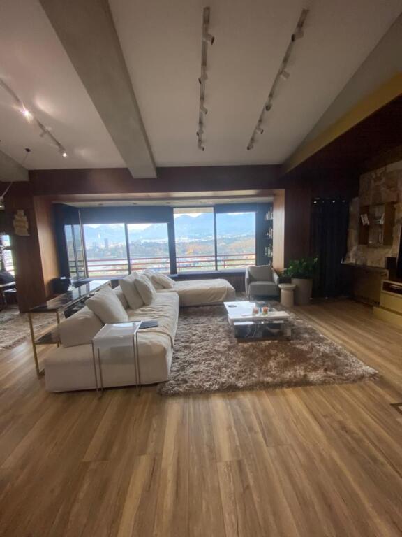 Jepet me qera Penthouse 3+2+parking liqeni That 1699 eu