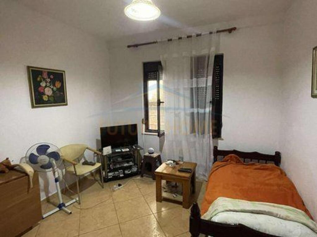 Shitet, Apartament 2+1, Komuna e Parisit.