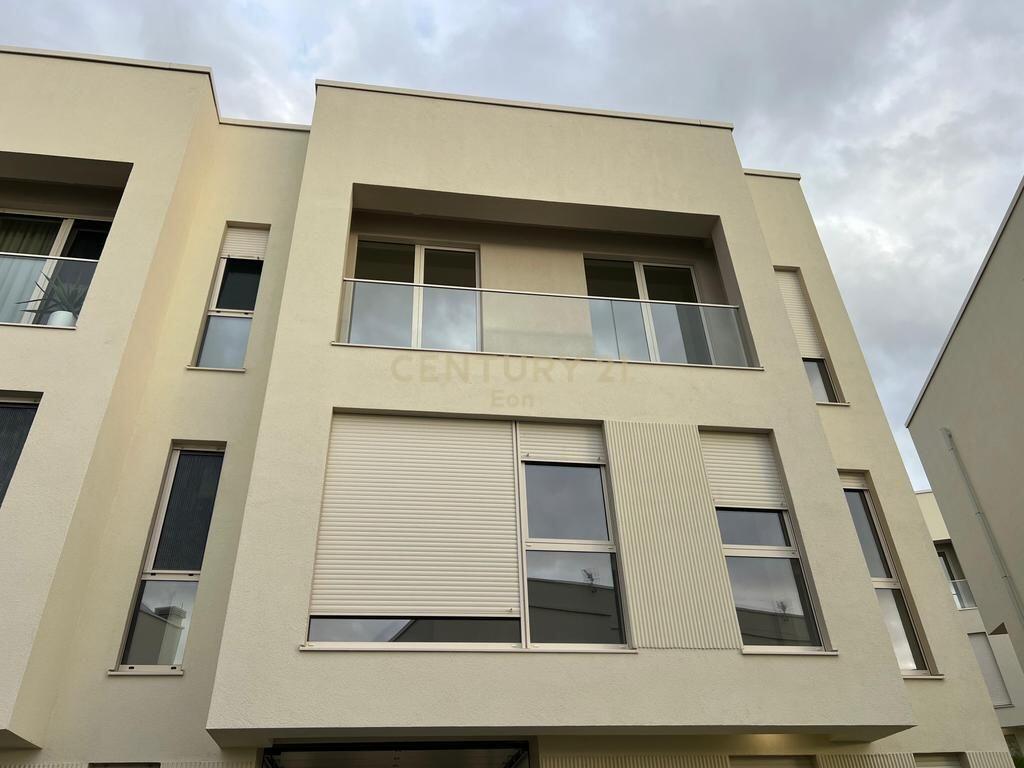 JAPIM ME QERA VILE NE FARKE, TIRANE