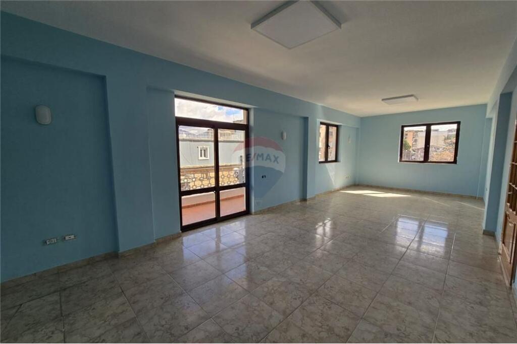 Ofrohet per qira ambient per zyra ne Rrugen Fadil Rada, ATSH.