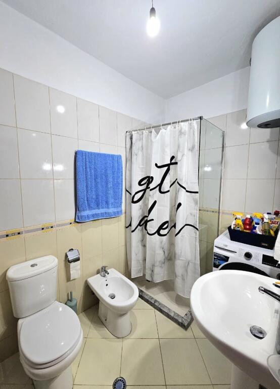 🏡 Jepet me qira Apartament 2+1+2 📍 Fresk, pranë Restorant Deliut – Rruga e Teleferikut 🏢 Kati 5, pallat i ri me ashensor 🛋️ Totalisht i mobiluar  💶 Çmimi: 45,000 lekë / muaj