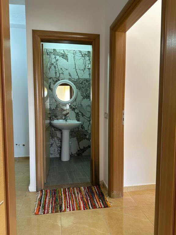 Jepet me qira: Apartament 2+1 i mobiluar ,Rruga e Çipajve, Vlorë