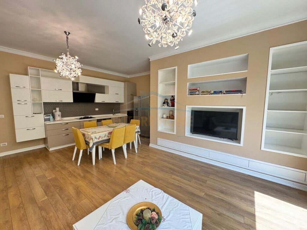 Qera, Apartament 2+1+Post Parkimi, Liqeni i Thate, prane Hotel Radisson, Tirane.