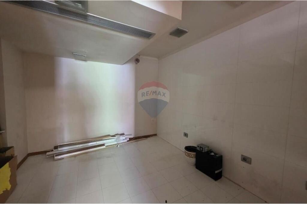 AMBIENT BIZNESI PER SHITJE TEK LIBRI UNIVERSITAR