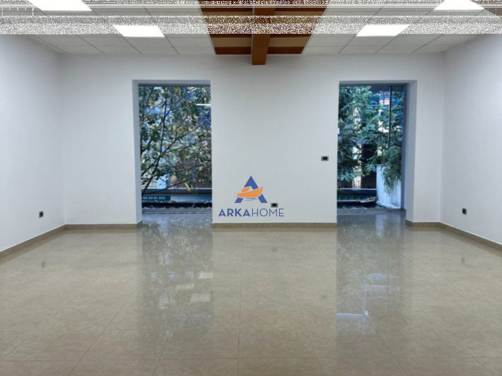 JEPET ME QERA AMBIENT 100M2 NETO "NE ZONEN E BLLOKUT" 1000 EURO
