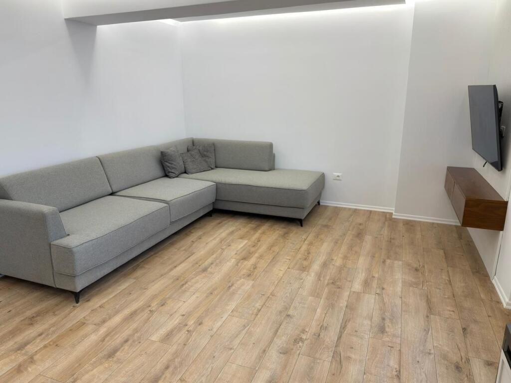 🏡 Shitet Apartament 1+1 – 64.39 m² total, i investuar plotësisht 📍 Kodra e Diellit, Rezidenca Zgjatimi 1  Apartament i pa banuar më parë, në katin e 5-të, orientim lindje me pamje nga Dajti, shumë i qetë, me pamje të brendshme rezidence dhe pa pallat përballë.  ✨ Investim total: 30,000 € Parket cilësor, patinim, gips dekorativ, mobilim i ri, pajisje Samsung/Bosch dhe hidrosanitare premium.  💶 Çmimi total: 160,000 € Investimi shitet edhe me faturë. Pajisjet e çmontueshme mund të hiqen sipas dëshirës së klientit.  🔑 Certifikatë pronësie gati.