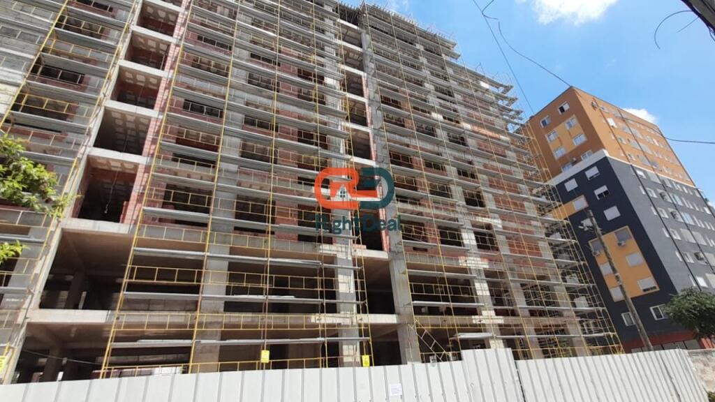 Tek Fusha E Aviacionit, Shitet Apartament 2+1+2+Verande, Me Orientim Perfekt !!