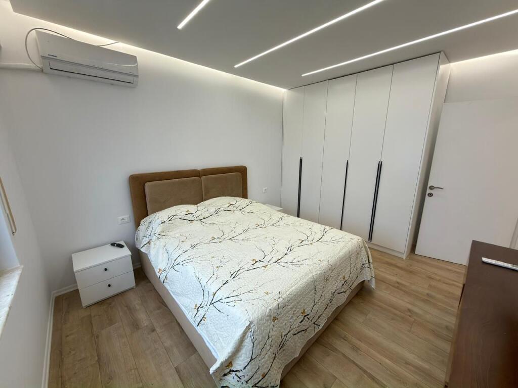 🏡 Shitet Apartament 1+1 – 64.39 m² total, i investuar plotësisht 📍 Kodra e Diellit, Rezidenca Zgjatimi 1  Apartament i pa banuar më parë, në katin e 5-të, orientim lindje me pamje nga Dajti, shumë i qetë, me pamje të brendshme rezidence dhe pa pallat përballë.  ✨ Investim total: 30,000 € Parket cilësor, patinim, gips dekorativ, mobilim i ri, pajisje Samsung/Bosch dhe hidrosanitare premium.  💶 Çmimi total: 160,000 € Investimi shitet edhe me faturë. Pajisjet e çmontueshme mund të hiqen sipas dëshirës së klientit.  🔑 Certifikatë pronësie gati.