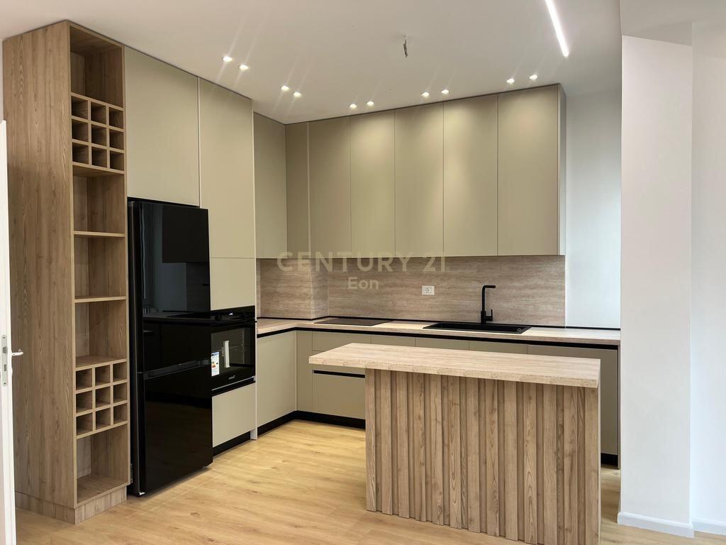 JAPIM ME QERA VILE NE FARKE, TIRANE