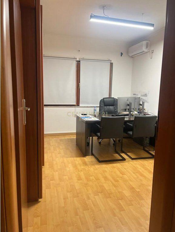 Ambient per Zyra me qira ne Ish - Bllok 1,200 € /Muaj Sip. Totale  110m2