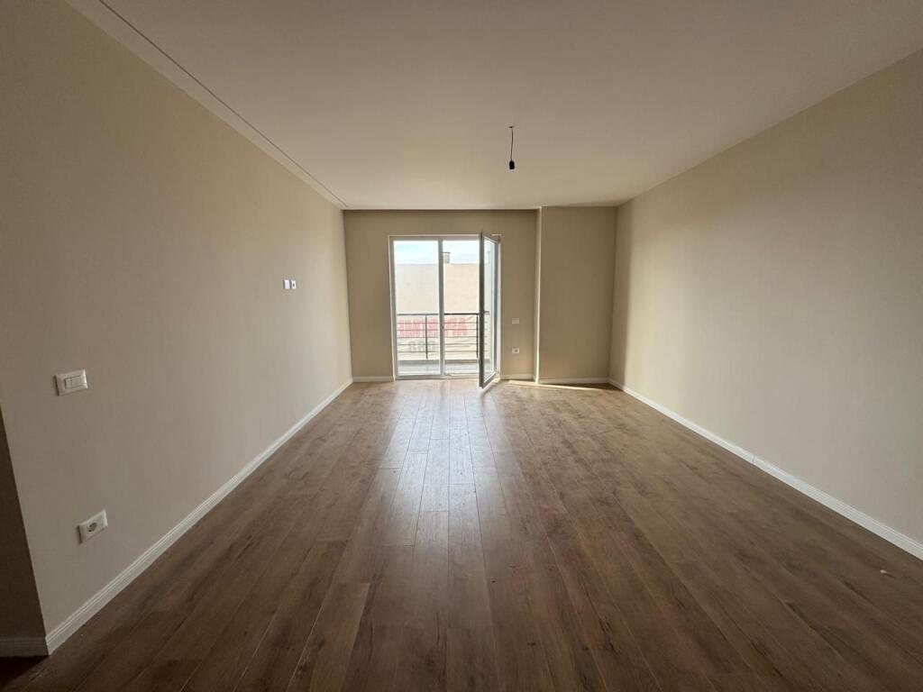 Shitet Apartament 1+1 Golem Pamje Deti