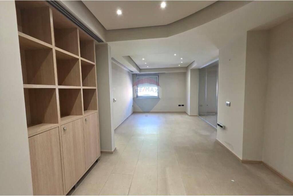 AMBIENT BIZNESI PER SHITJE TEK LIBRI UNIVERSITAR