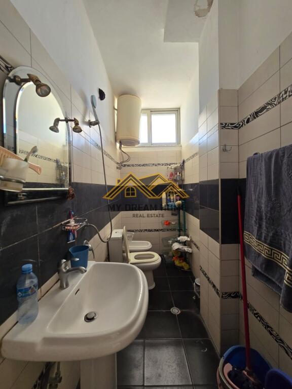 SHITET APARTAMENT 2+1+2+VERAND ME PISHIN TEK SHKEMBI I KAVAJES!!