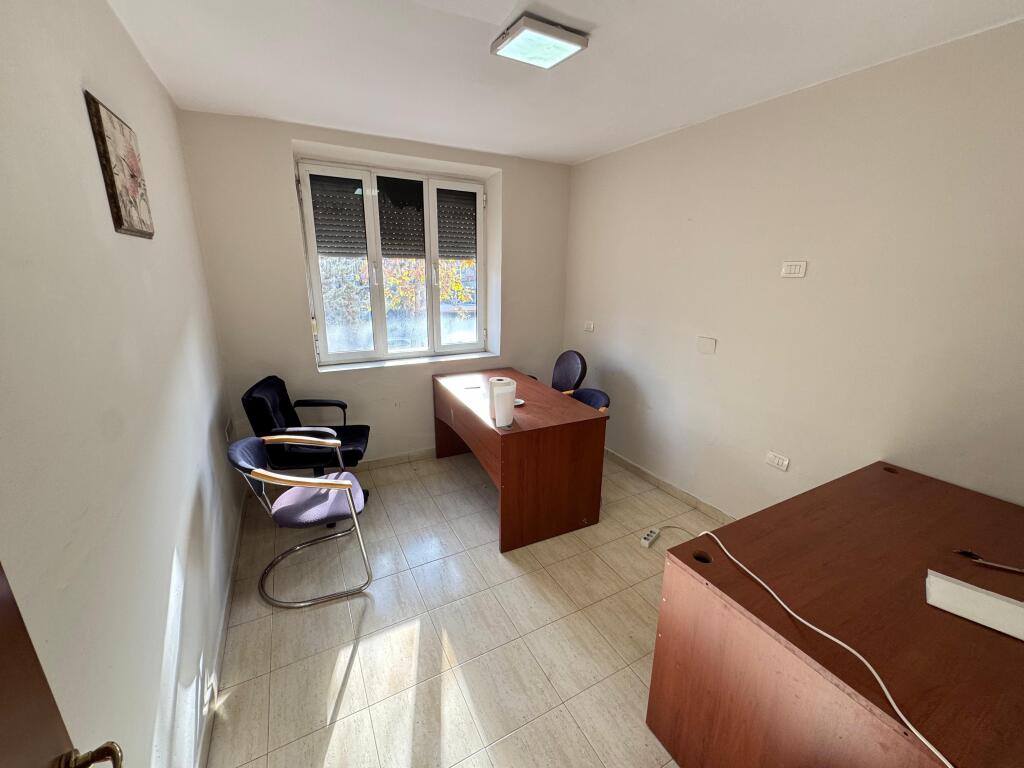 Appartamento 2+1 in Affitto per Uffici 📍 Via Kavaja, di fronte alla Policlinica n.9 🏢 2° piano, edificio esistente 💶 500 euro al mese