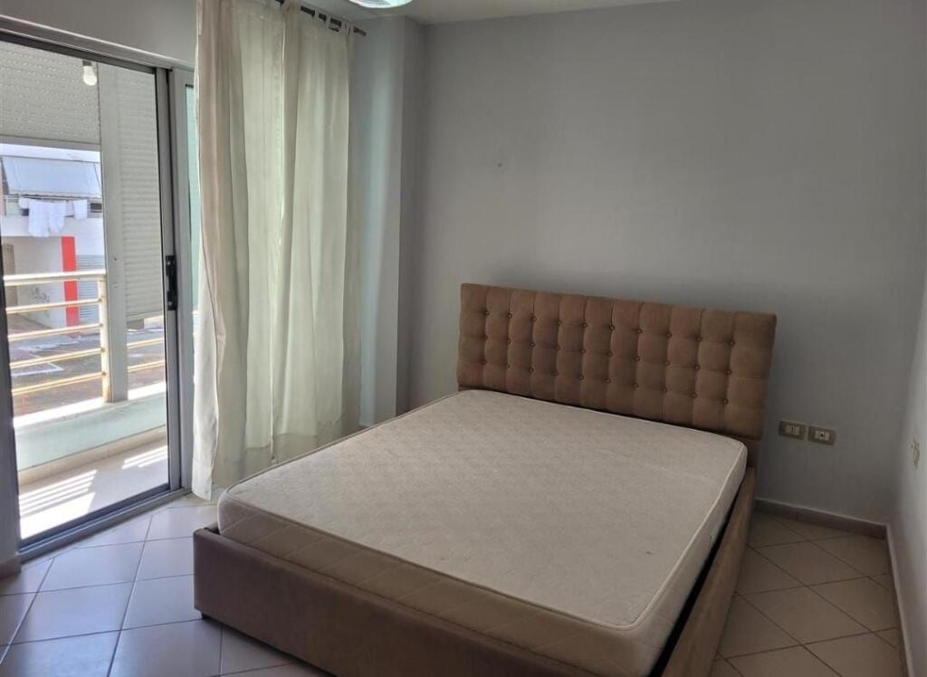 Shitet apartament 1+1 Komuna e Parisit