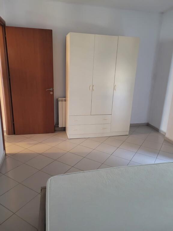 Shitet apartament 1+1 te Komuna e Parisit!