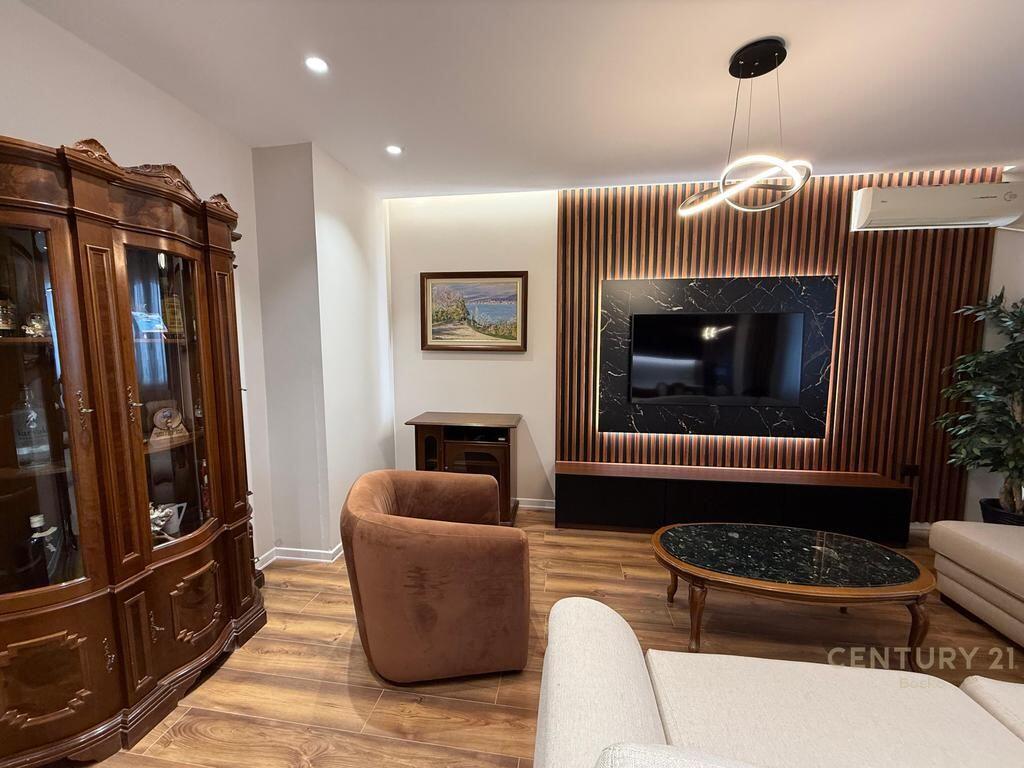 Apartment 2+1+2 for rent on Mina Peza street – sought-after area, excellent lighting and new furnishing