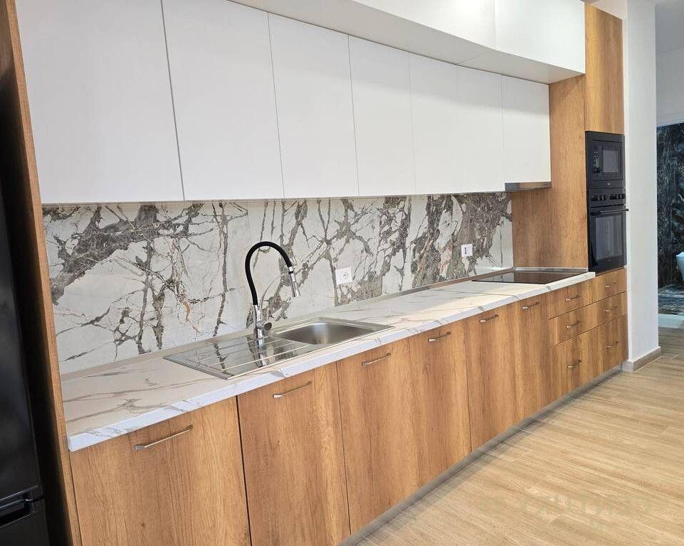 Affittiamo appartamento moderno 2+1+2+ Posto Auto, vicino alla Scuola Rossa