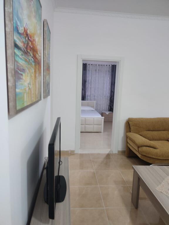 Jepet me qira: Apartament 2+1 i mobiluar ,Rruga e Çipajve, Vlorë