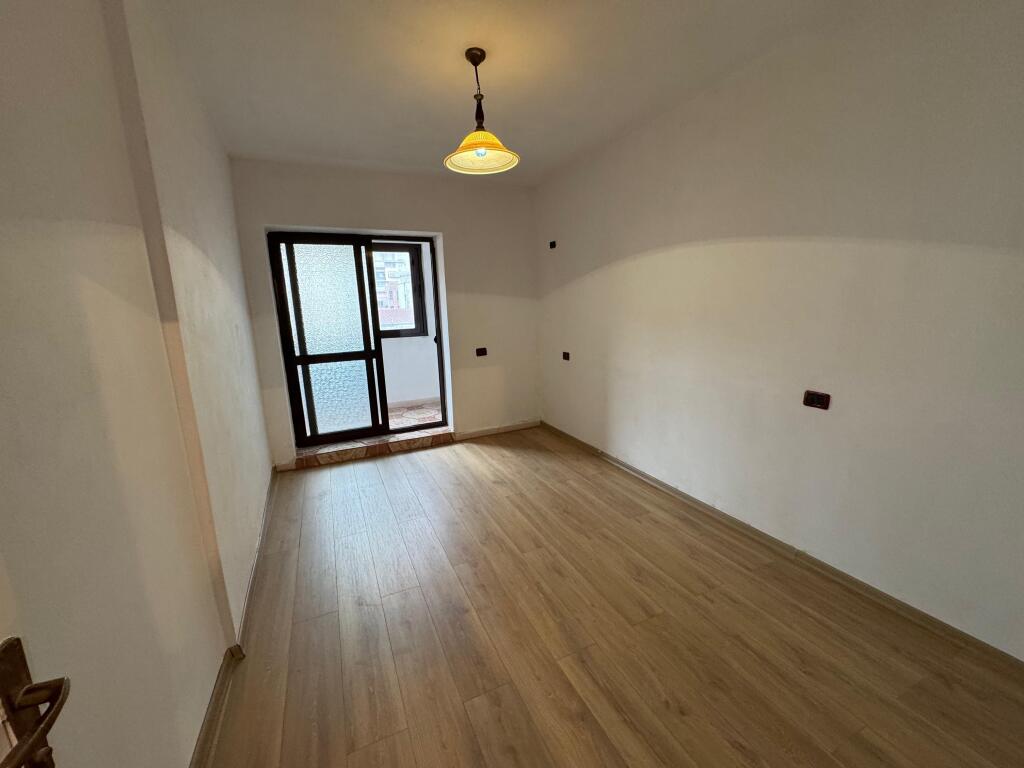 Shitet Apartament 2+1