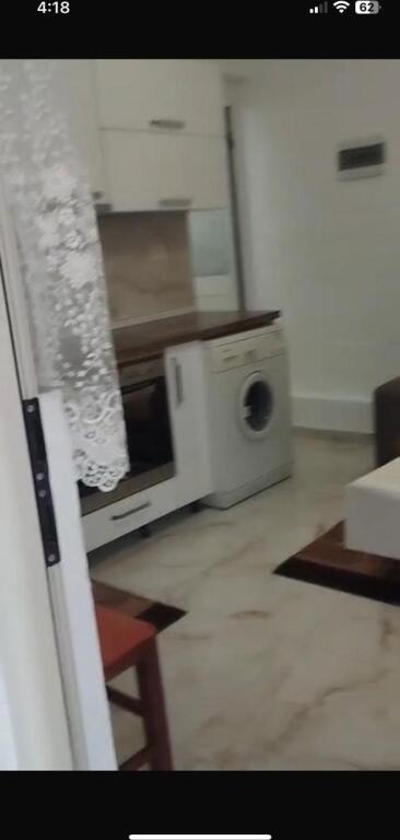 🏠 **Vilë / Shtëpi private 1+1** me qira, e ndodhur në zonën **Laprake / Spitali Ushtarak / Dogana**