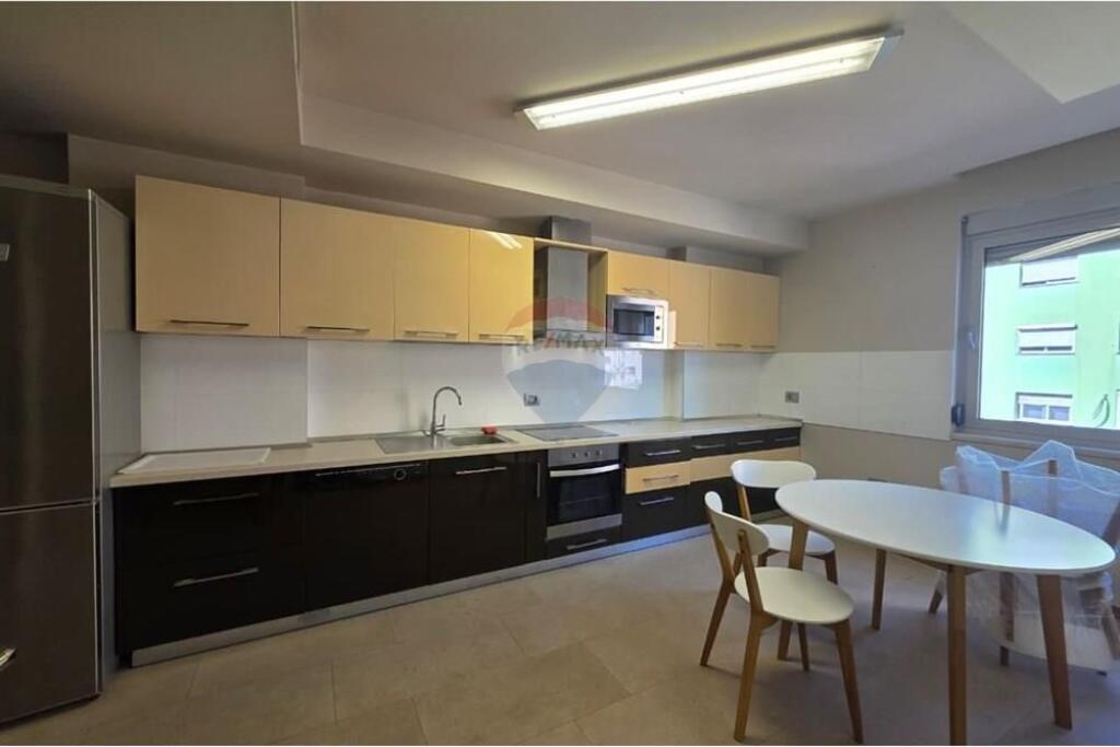 AMBIENT BIZNESI PER SHITJE TEK LIBRI UNIVERSITAR