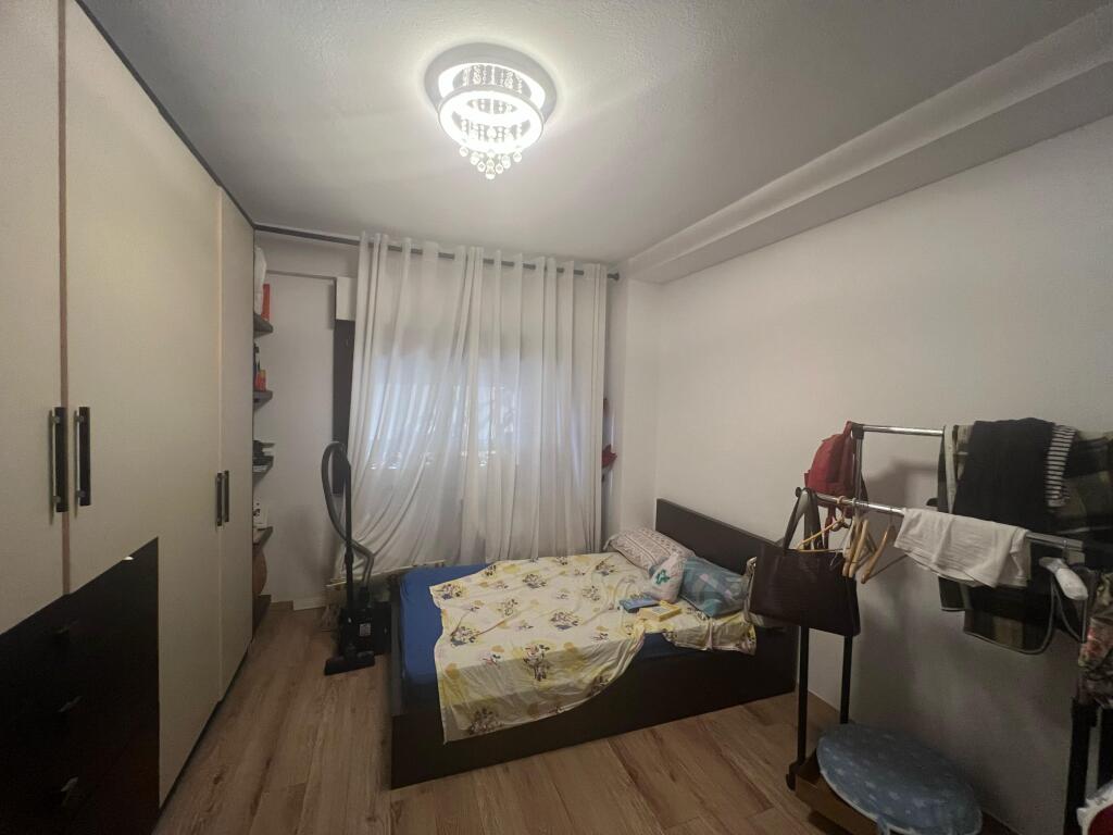 Jepet me qira 2+1 te komuna e parisit 800 Euro