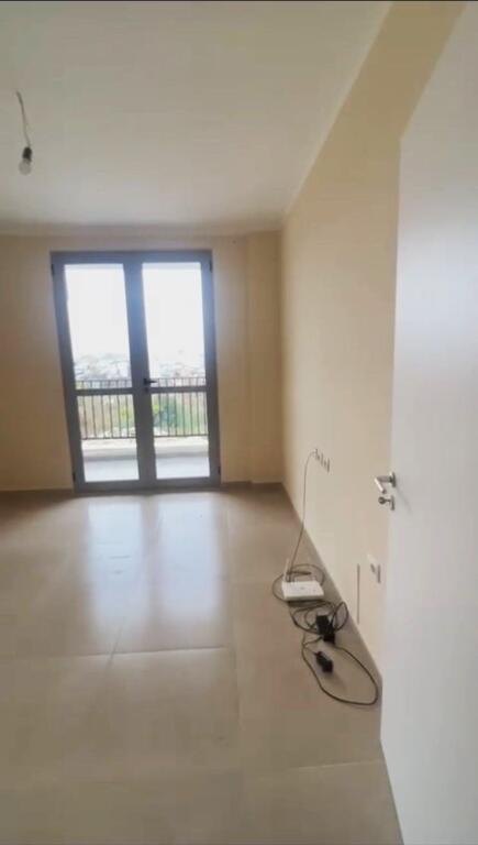 🏢Ne fund te Rruges 5 Maji,tek Pallatet e rindertimit, jepet me qera apartament1+1 ,pjeserisht i mobiluar : 35,000Leke