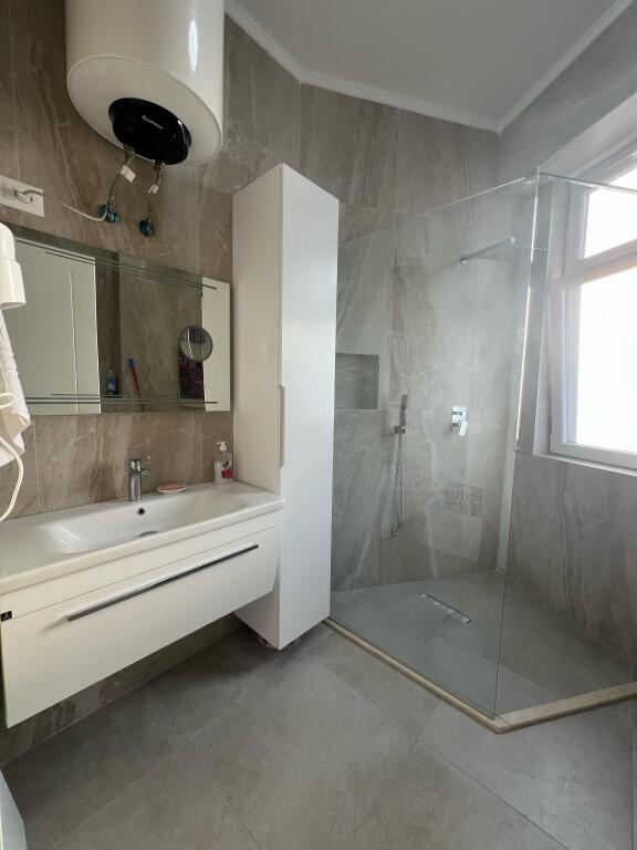 🏡 **Jepet me qira Apartament 2+1 – Qendër, pranë Kafe Flora**