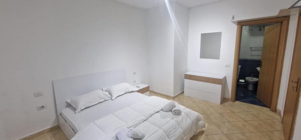 Jepet me qera apartament 2+1+2 tualete te 21 dhjetori