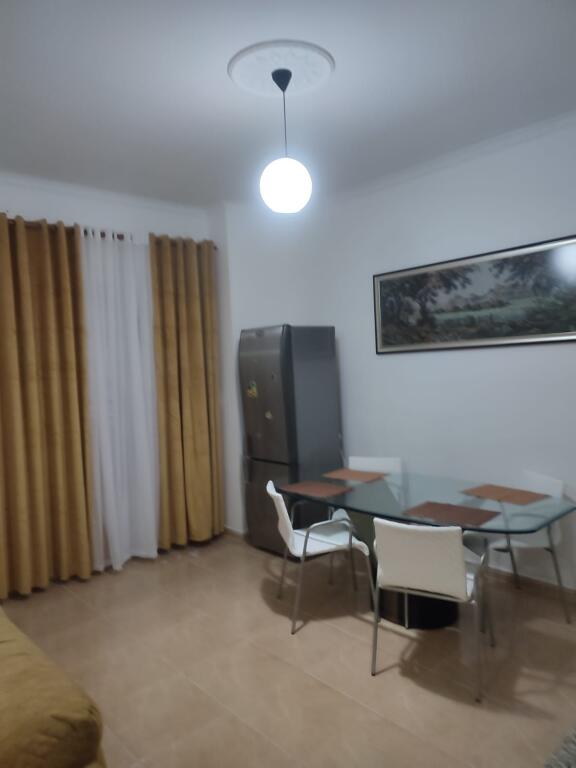 Jepet me qira: Apartament 2+1 i mobiluar ,Rruga e Çipajve, Vlorë