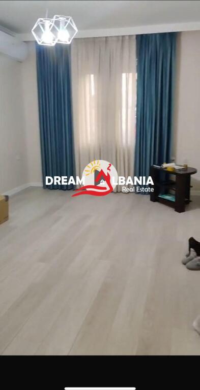 Ambjent zyrash me qera prane Kryqezimit te 21 Dhjetorit, Tirane ID (42611394)