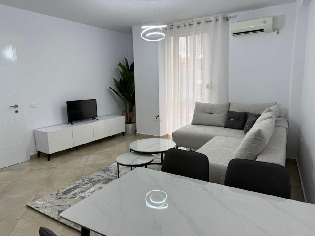 APARTAMENT ME QERA 2+1 RRUGA E BARRIKADAVE 85.000 LEKE
