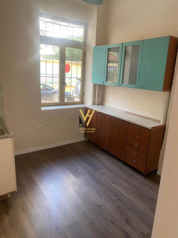 JEPET AMBIENT BIZNESI 75 M2 ME QIRA TE RRUGA E DIBRES 1.500 EURO