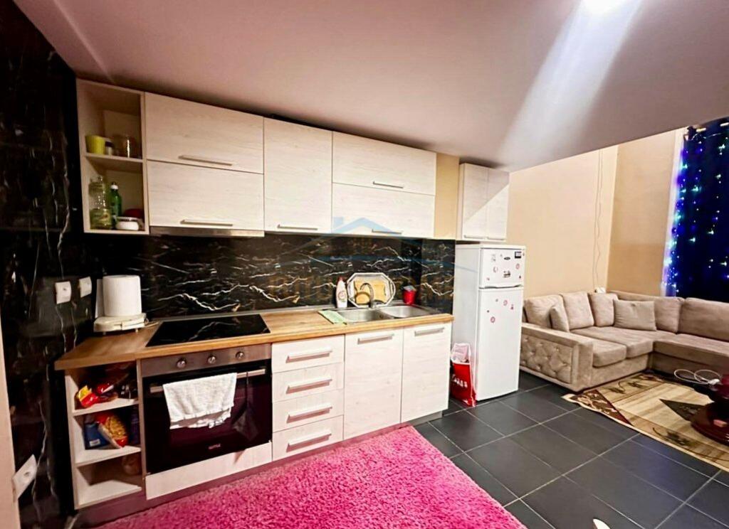 Shitet, Duplex, Liqeni i Thatë, Tiranë