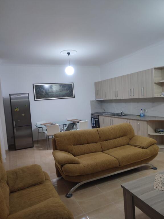 Jepet me qira: Apartament 2+1 i mobiluar ,Rruga e Çipajve, Vlorë
