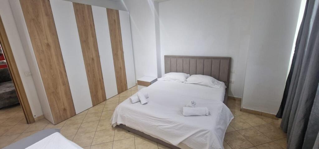 Jepet me qera apartament 2+1+2 tualete te 21 dhjetori