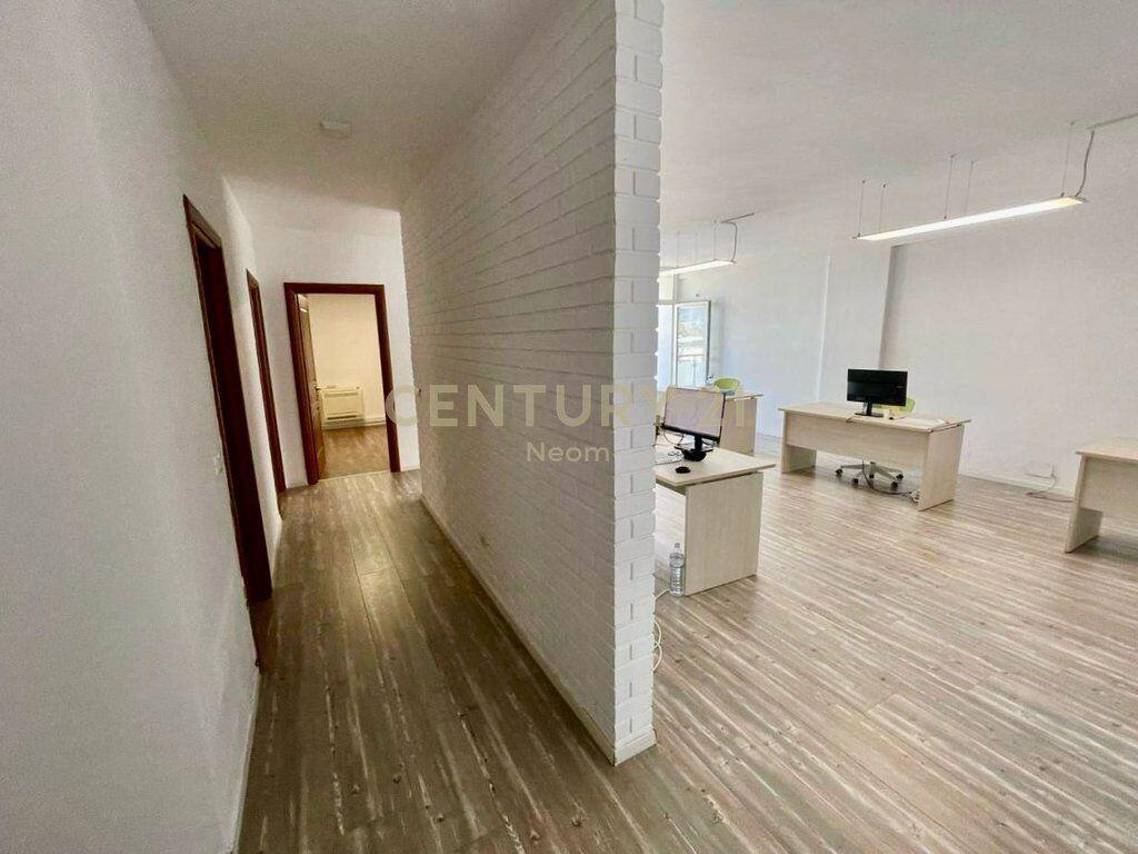 Zyrë moderne me qira – 125 m², me post parkimi, pranë Liceut Artistik