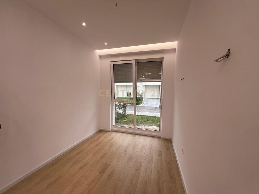 JAPIM ME QERA VILE NE FARKE, TIRANE