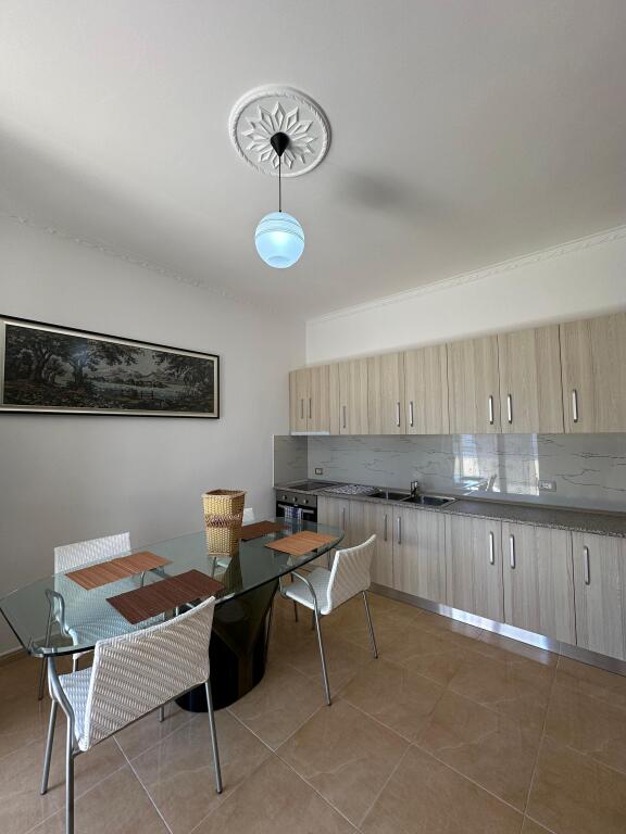 Jepet me qira: Apartament 2+1 i mobiluar ,Rruga e Çipajve, Vlorë